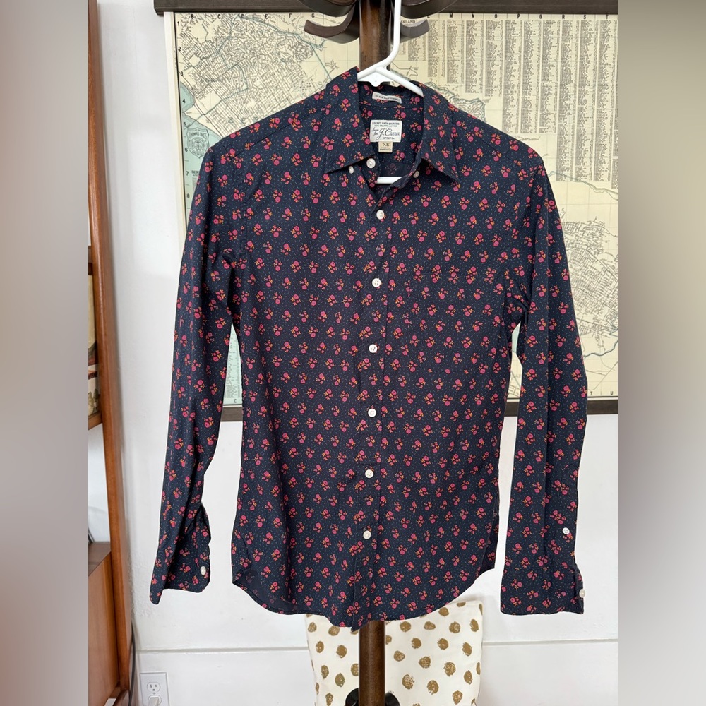 J Crew Men’s Organic Cotton Secret Wash Shirting-Slim Untucked-Blue floral XS